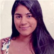 Profesora de psicología que dicta clases a alumnos con la mejor actitud y disposición